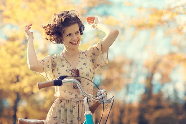Ευτυχισμένος κορίτσι με το ποδήλατο — Φωτογραφία Αρχείου