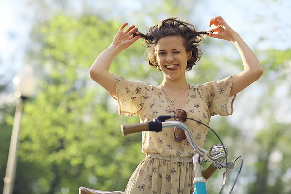 Chica divertida con bicicleta — Foto de Stock