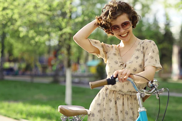 Gelukkig meisje met fiets — Stockfoto
