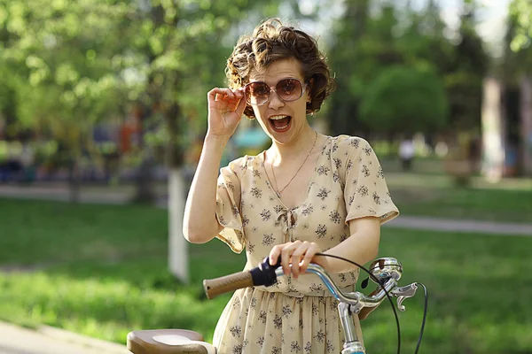 Gelukkig meisje met fiets — Stockfoto