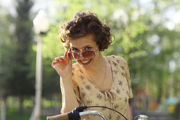 Lachende meisje met fiets — Stockfoto