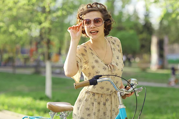 Flicka med cykel — Stockfoto