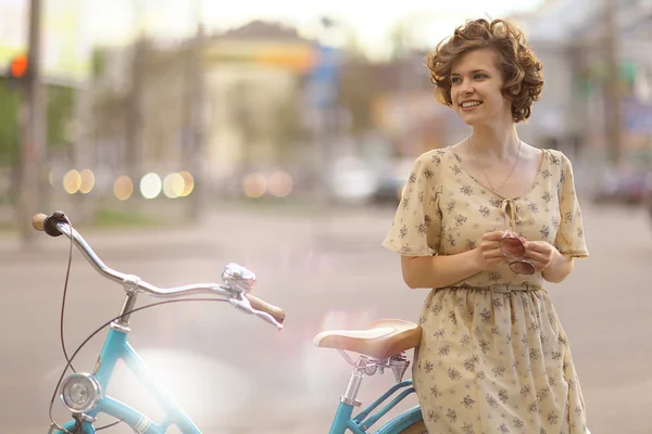 Девушка на велосипеде — стоковое фото