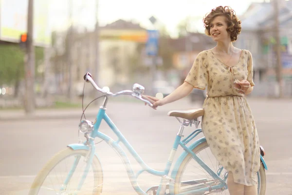 Fille avec vélo — Photo