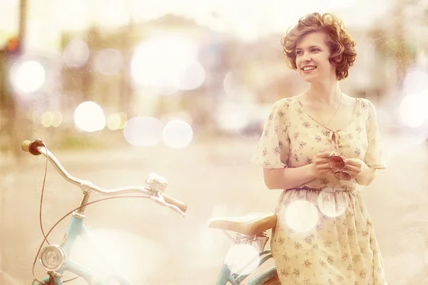 Ragazza con bicicletta — Foto Stock