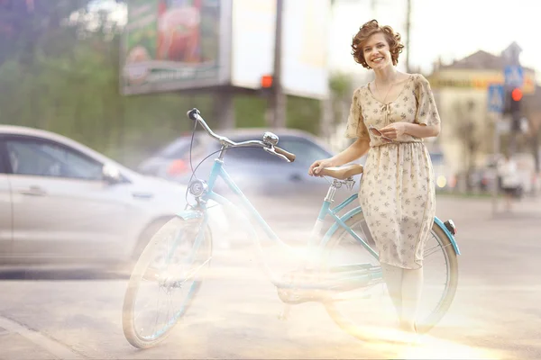 Menina com bicicleta — Fotografia de Stock