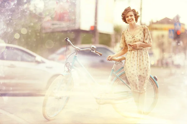 Flicka med cykel — Stockfoto