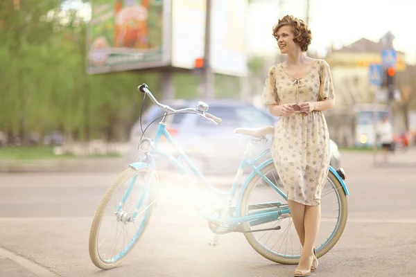 Fille avec vélo — Photo