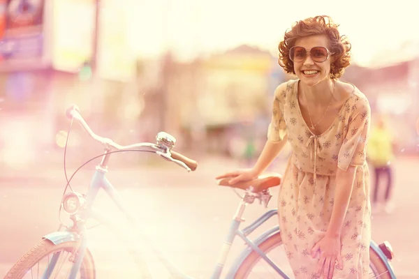 Fille avec vélo — Photo