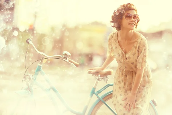 Fille avec vélo — Photo