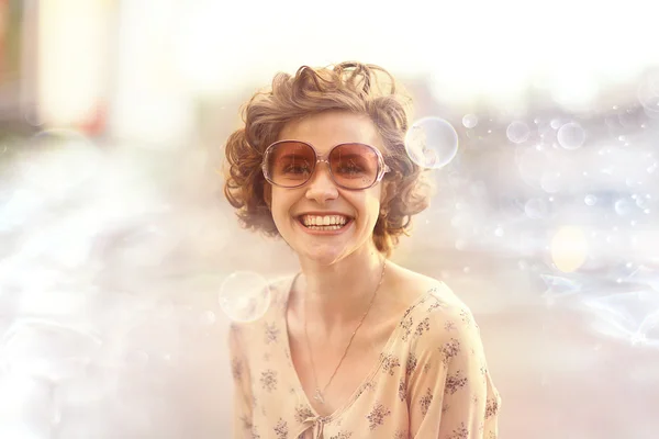 Lockig tjej med solglasögon — Stockfoto