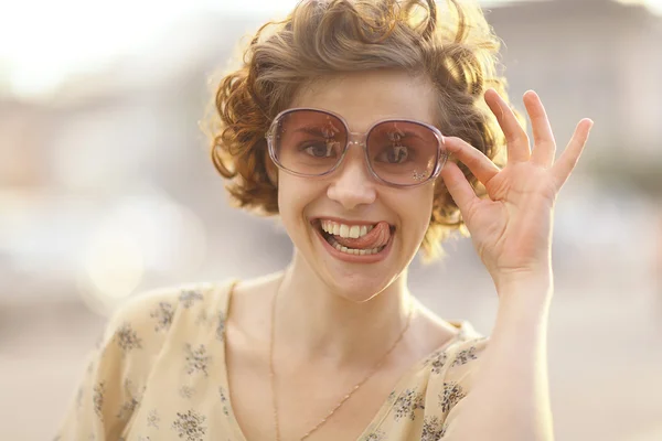 Curly girl with sunglasses — Stock Photo, Image