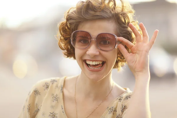 Menina encaracolado com óculos de sol — Fotografia de Stock