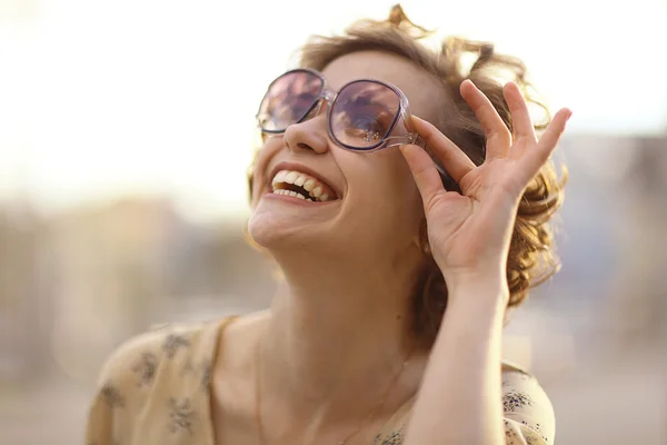 Gekrulde meisje met zonnebril — Stockfoto