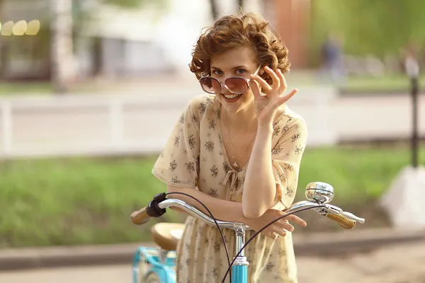 Fille avec vélo — Photo