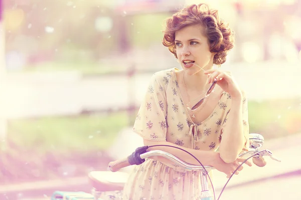 Chica con bicicleta — Foto de Stock