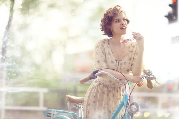 Flicka med cykel — Stockfoto