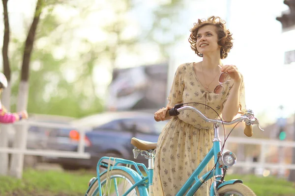 Meisje met fiets — Stockfoto