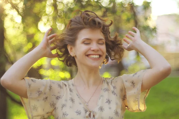 Menina sorridente feliz — Fotografia de Stock