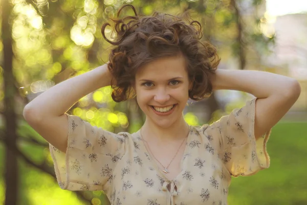 Feliz chica sonriente —  Fotos de Stock