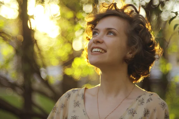 Menina sorridente feliz — Fotografia de Stock