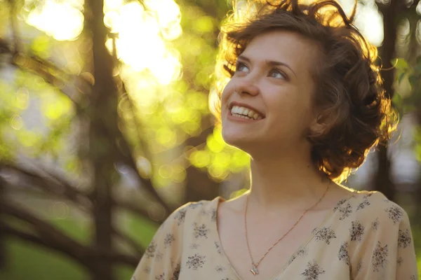 Menina sorridente feliz — Fotografia de Stock