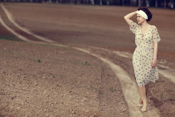 Menina bonita na estrada — Fotografia de Stock