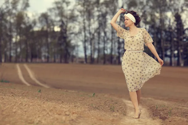 Pretty girl on the road — Stock Photo, Image