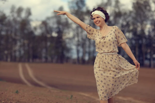 Bella ragazza sulla strada — Foto Stock