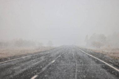 kış karayolu arka plan sisi görüş mesafesi düşük