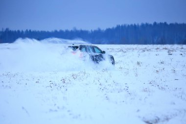 off-road aracı kar macerasında sürükleniyor kış hızı doğa