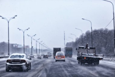 Kışın kentin trafik sıkışıklığında kar yağışı, mevsimlik kar yolu