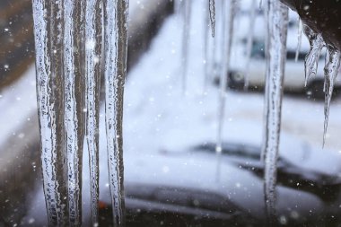 Çatıdaki buz saçakları kentsel arka plan görünümünde kış şehri