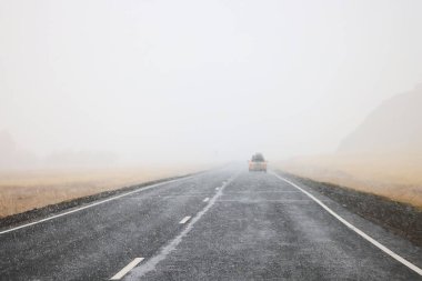 kış karayolu arka plan sisi görüş mesafesi düşük