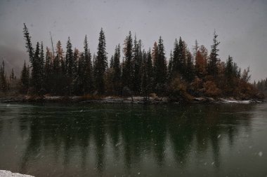 Nehir ve dağlar mevsimlik kar, manzara arka plan, manzara manzarası