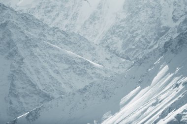 Dağlar karlı zirveler, soyut kışın manzarası