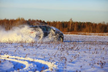 off-road aracı kar macerasında sürükleniyor kış hızı doğa