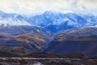 Dağlar karla kaplı altai manzarası, arka planda kar zirvesi manzarası