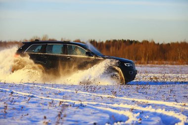 off-road aracı kar macerasında sürükleniyor kış hızı doğa