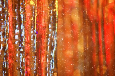 Çatıdaki buz saçakları kentsel arka plan görünümünde kış şehri