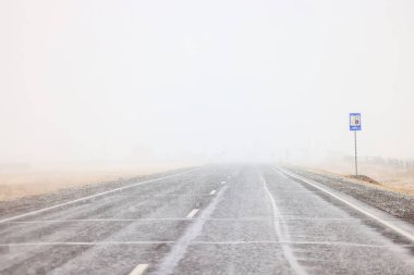 kış karayolu arka plan sisi görüş mesafesi düşük