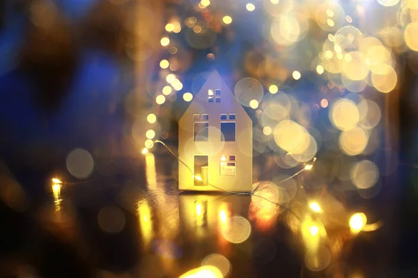 クリスマスデコレーションの夜の家のライト背景抽象的な休日の装飾 — ストック写真