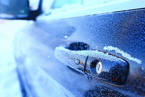 12月12日城市霜冻背景下一辆汽车的碎片分析 — 图库照片
