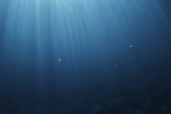 Suyun Altında Güneş Işınları Mavi Okyanus Arka Planı Duvar Kağıdındaki — Stok fotoğraf