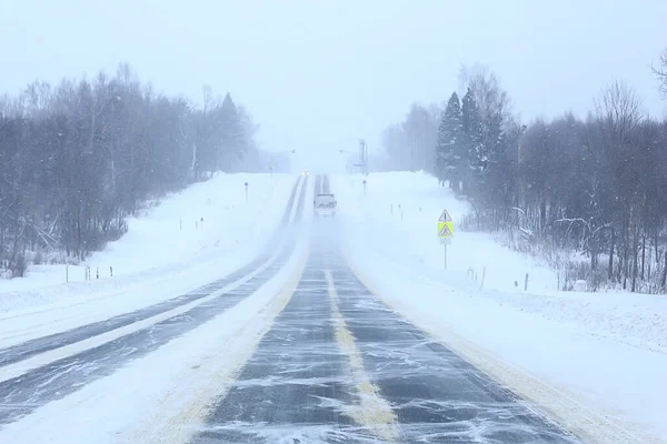 kış karayolu arka plan sisi görüş mesafesi düşük