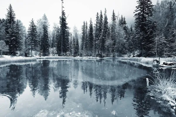 Gejzer Niebieski Jezioro Altai Zimowy Krajobraz Górskie Jezioro Źródło Termalne — Zdjęcie stockowe