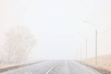 kış karayolu arka plan sisi görüş mesafesi düşük