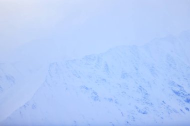 Dağlar karlı zirveler, soyut kışın manzarası