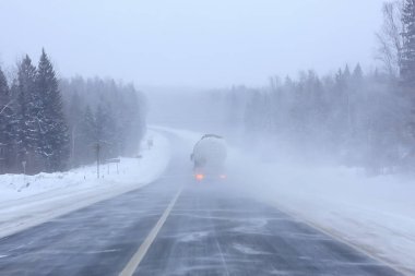 kış karayolu arka plan sisi görüş mesafesi düşük
