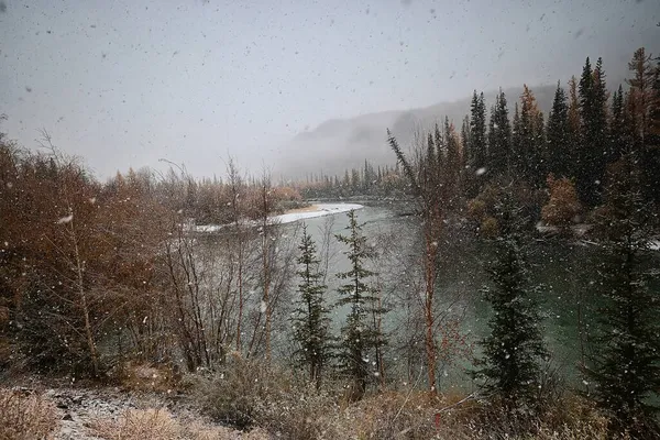 河流和高山雪地季节 景观背景 — 图库照片